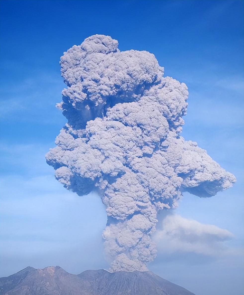 火山喷发主要原因_火山喷发的成因是什么_火山喷发是啥