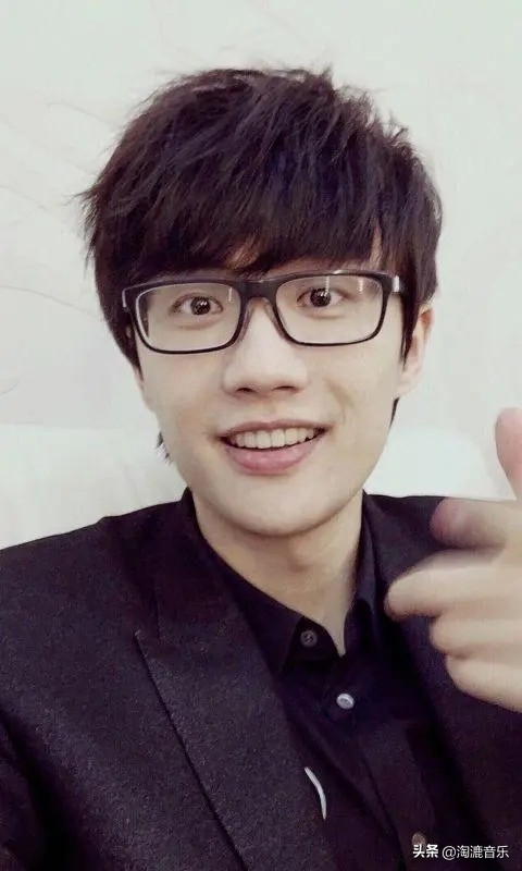 许嵩生日-许嵩：纵使千帆过尽，他仍然是当年的那个翩翩少年