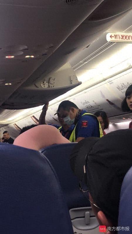 飞机安全门-危险！飞机起飞滑行时突然一声巨响，竟是乘客打开了应急舱门