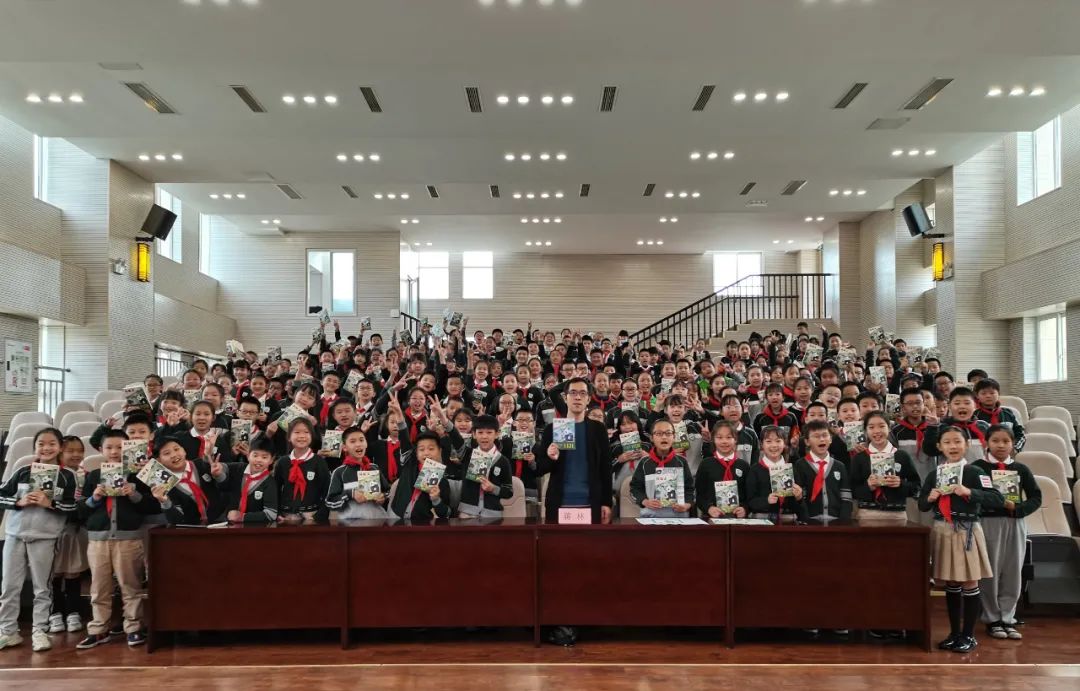 大熊猫睡觉-熊猫睡觉会做梦吗？