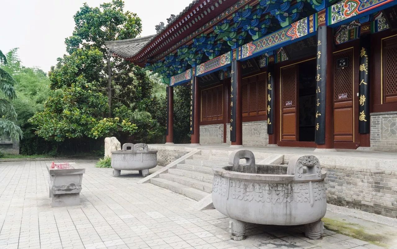 事迹生平范仲淹简介20字_事迹生平范仲淹简介50字_范仲淹简介及生平事迹