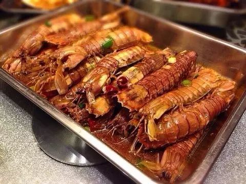 吃虾的皮_吃虾的时候皮能吃吗_皮皮虾什么时候最肥最好吃