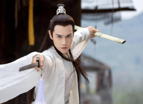 古代男子束发-古人是束发，为何不少古装剧是头顶束发，后发披肩这样的阴阳头？