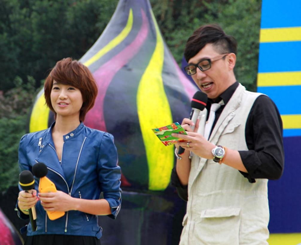 华少为什么退出主持_主持人华少去哪了_主持人华少快速主持视频