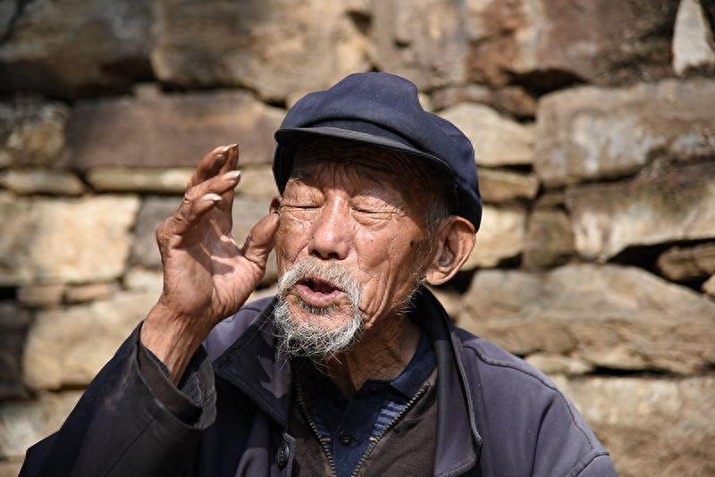 汗滴禾下土的全诗_汗霜叶红于二月花全诗_终须一个土馒头全诗