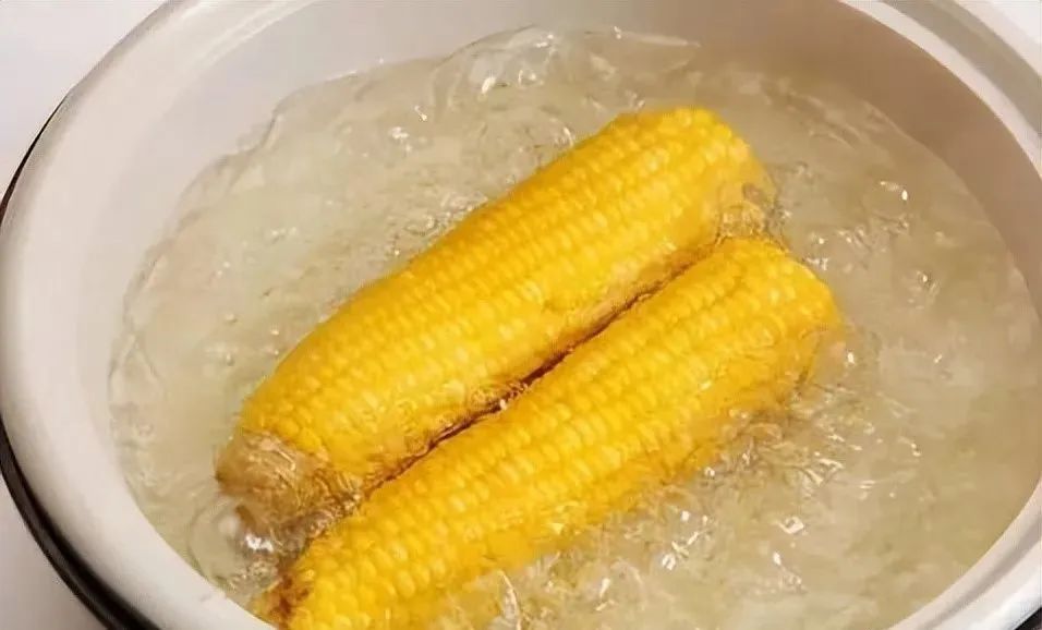 玉米煮甜汤可以下牛奶吗_玉米如何煮的又甜又糯_甜玉米煮多久