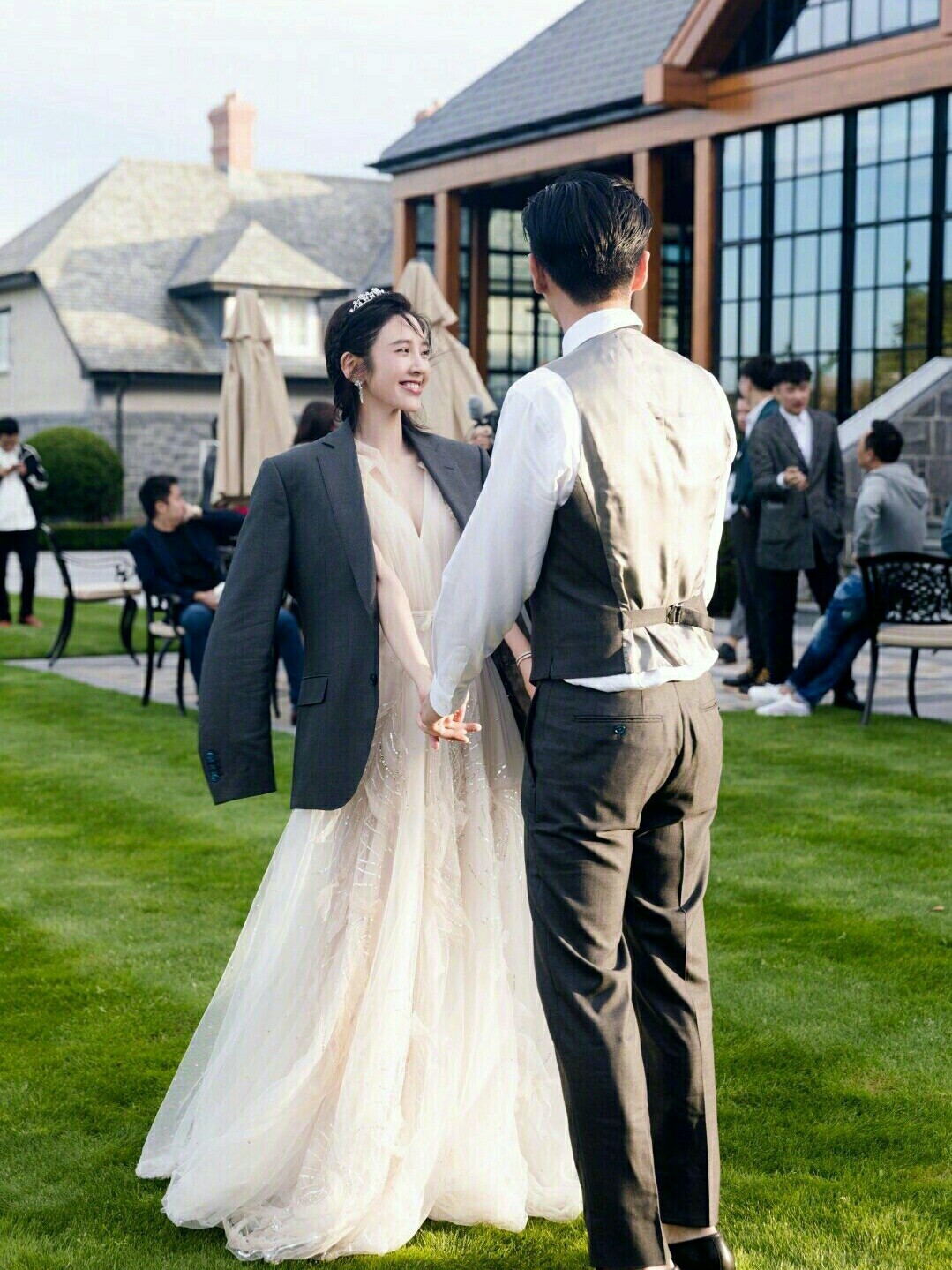 张若昀结婚照片-唐艺昕婚后首个生日，晒老公张若昀视角照片，手上大钻戒亮了！