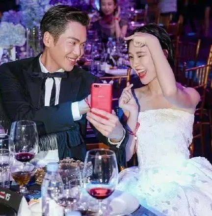 张若昀结婚照片-婚后张若昀首更博：曝光婚纱照捧脸之吻超闪