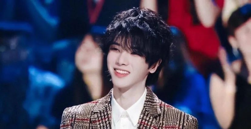 知乎华晨宇整容_华晨宇整容_华晨宇整容后很奇怪