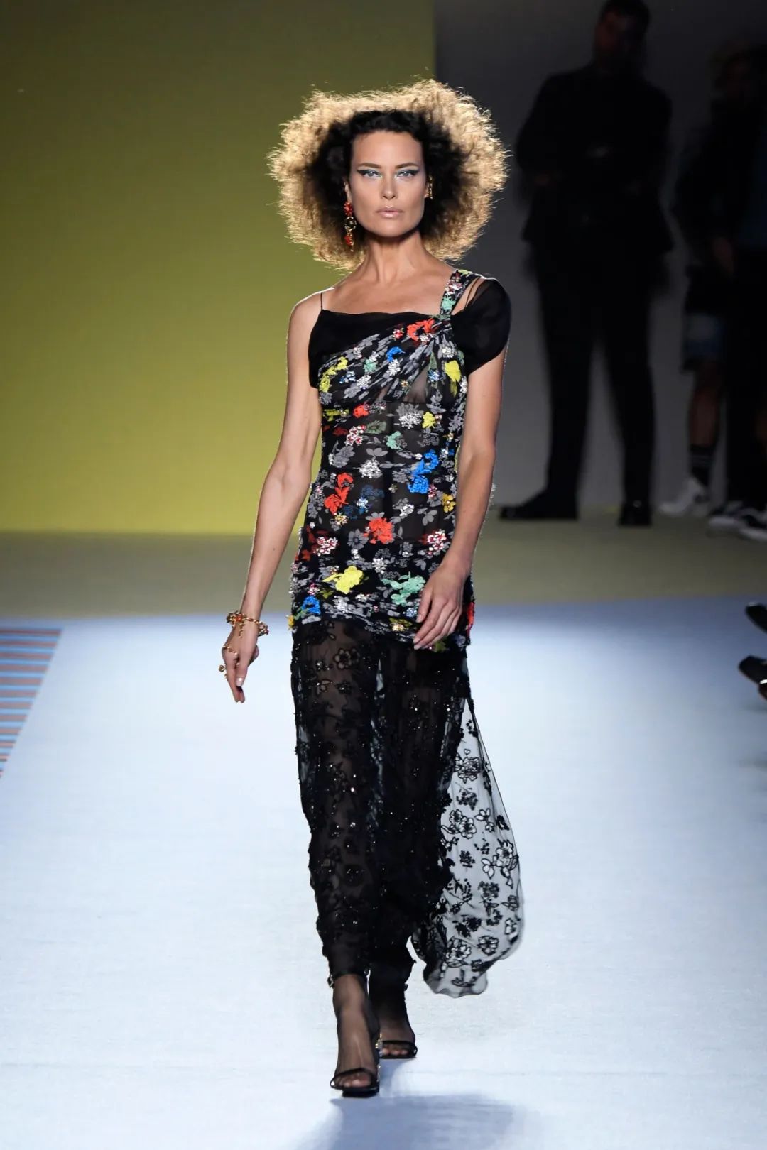 超模的全称_超模是什么意思?_超模意思