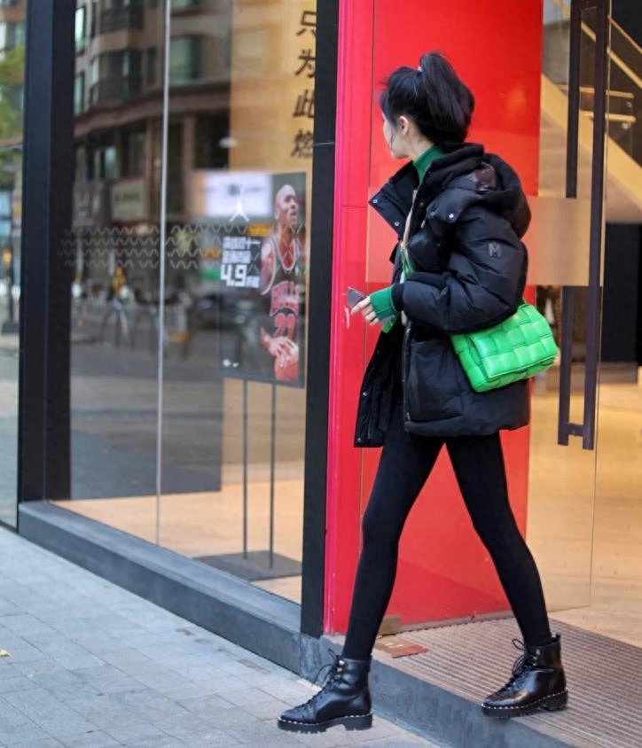 冬天穿什么鞋-今年冬天的时髦感，都被这3双“靴子”承包了，怎么搭都好看