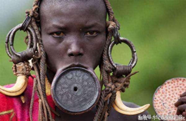 嘴唇越大越美的《唇盘少女》揭露非洲部落中诡异的成年礼