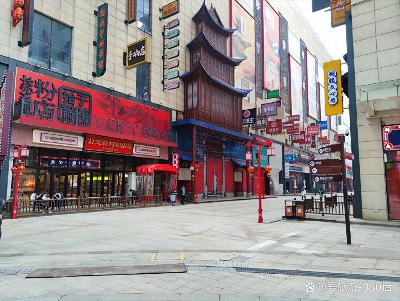 地铁站口的长沙美食街，挂满知名美食招牌，大部分店铺却大门紧闭