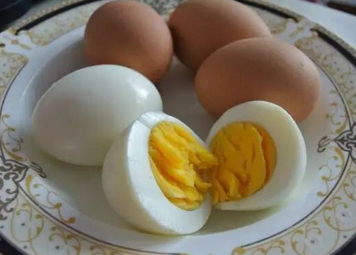 鸡蛋粘壳是什么原因_粘壳的鸡蛋危害_鸡蛋壳为什么粘蛋白