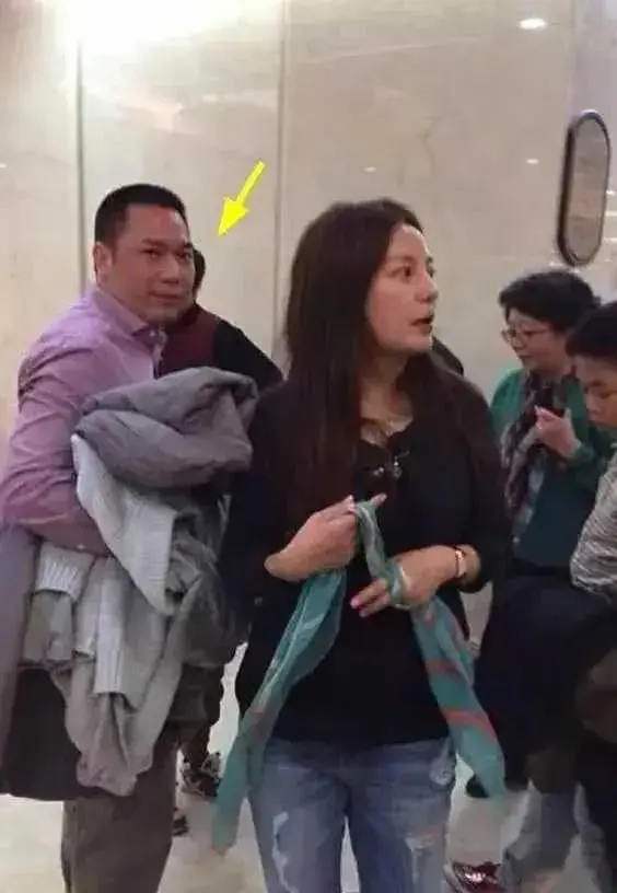 赵薇离婚-曝小燕子赵薇与黄有龙离婚：女儿归男方，失去价值的她终被抛弃！