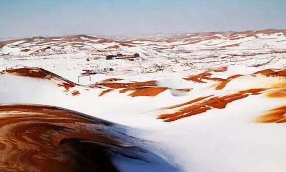 大漠沙如雪，燕山月似钩。