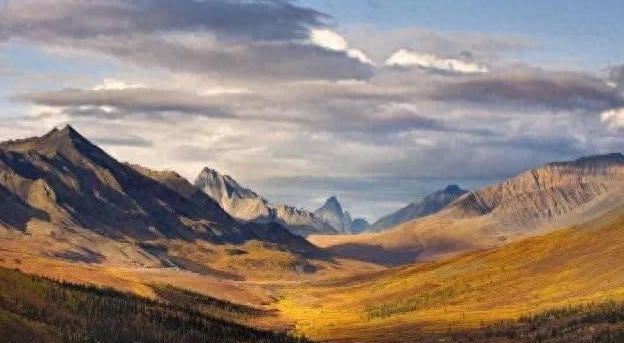 大漠沙如雪，燕山月似弓——燕山