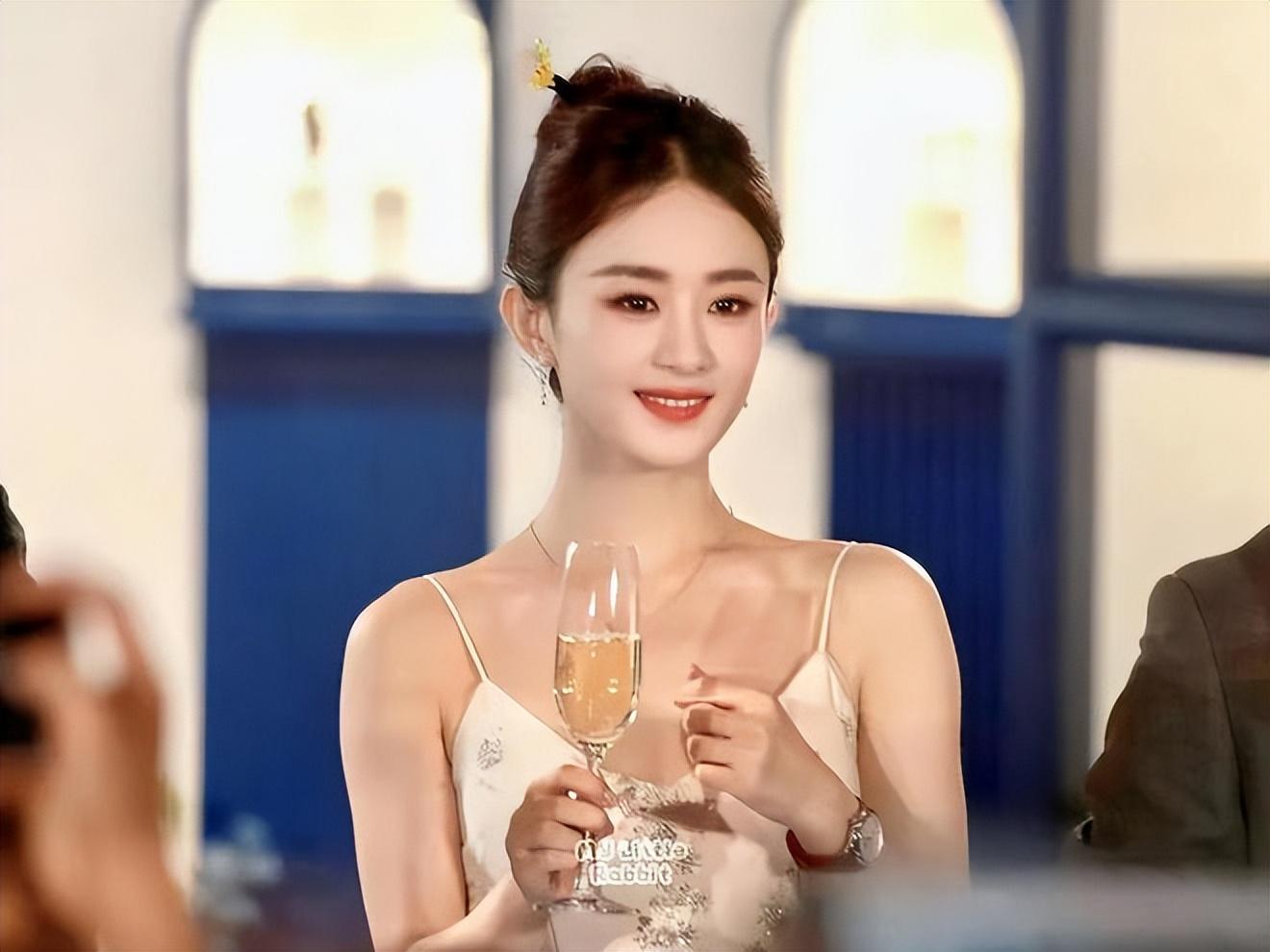 赵丽颖霍建华-霍建华亲密搂住赵丽颖，注意一旁林心如的表情！网友：太真实了