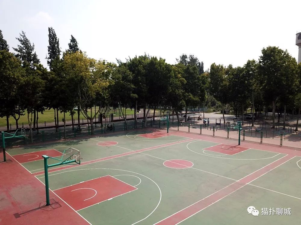 室外篮球推荐_室外篮球场图片_室外篮球场