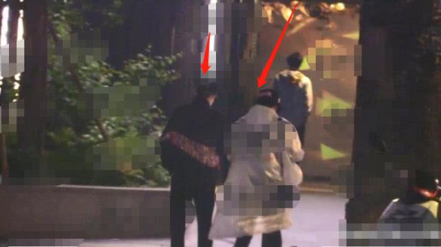 胡先煦与新女友KTV门口当众热吻不避嫌，疑与前女友刁卓已分手