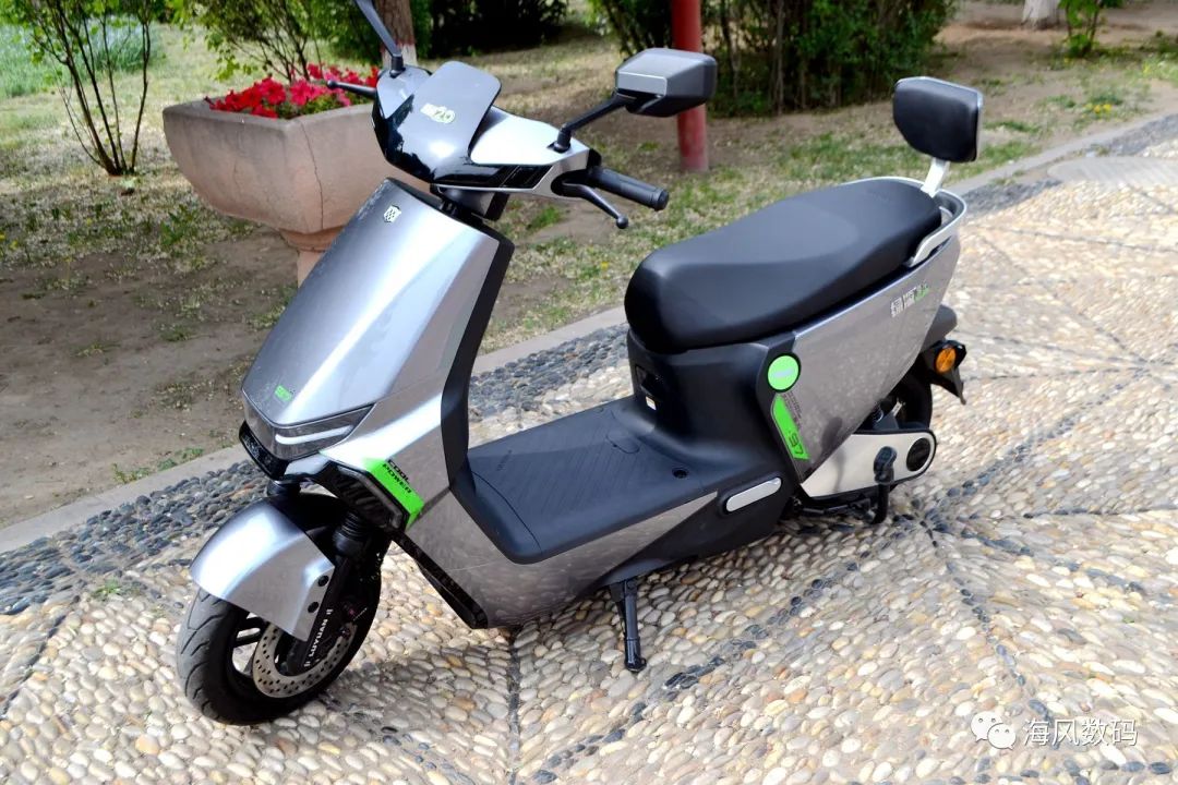 电动车有必要买石墨烯电池吗-绿源S70液冷电动车，骑了半个月后，说说利弊！网友：我太难了