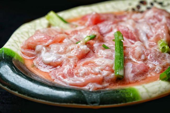 水煮肉片的配菜_水煮肉片配菜有哪些_水煮肉片配菜是炒熟还是焯水