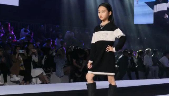 李小璐母亲-李小璐祖孙三代罕合体，甜馨后台打扮随意，混血妈妈尽显东方美