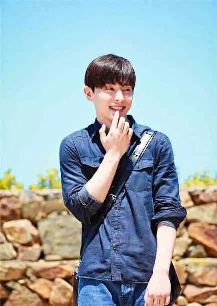 三点水心-邓伦叒发博表白李沁，网友：又被应采儿猜对了！