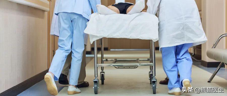 藿香三种人不能吃-藿香正气水喝进抢救室？省医院药师：不能预防中暑，别乱用！