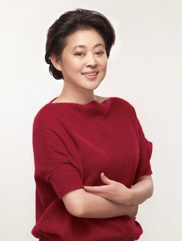 倪萍的三任丈夫都是谁-61岁的倪萍2段恋爱3次婚姻，现任丈夫对她百般疼爱，美人依旧如初