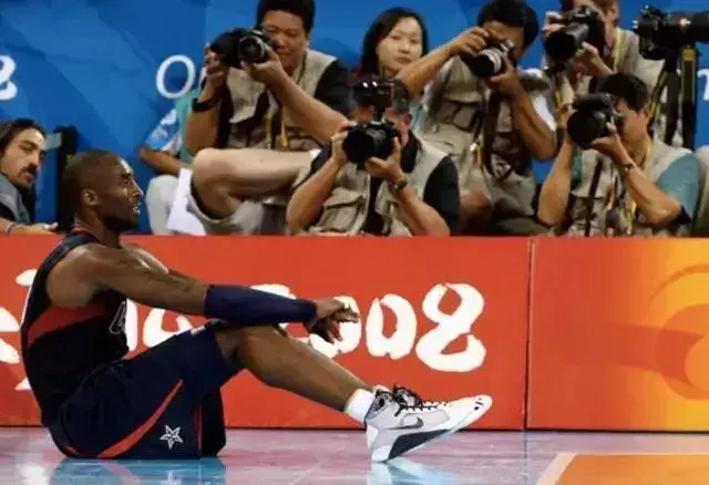 dunk鞋-AlphaDunk测评，团队篮球鞋又一巅峰之作，逃不过的还是真香体验