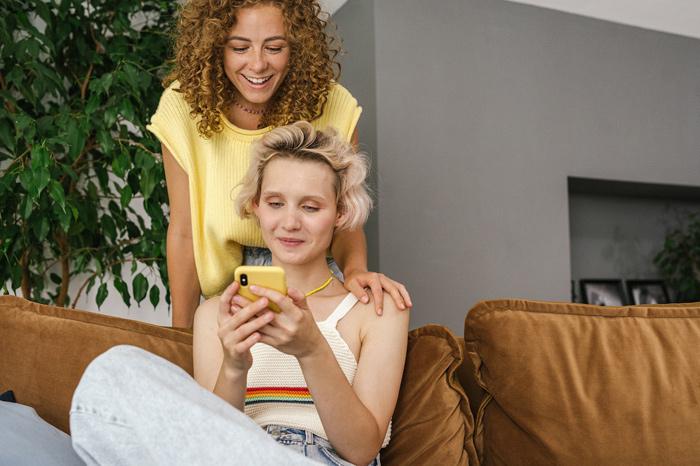 usually是什么意思-“看手机”用英文怎么说？See？Look？Watch？其实都不是……