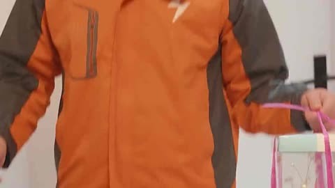 哈尔滨火了，东北男人第一次穿大花棉袄上街头“卖艺”，心酸泪目